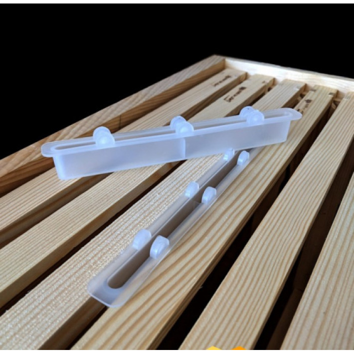 Skruzdžių rūgšties garintuvas dedamas tarp rėmelių